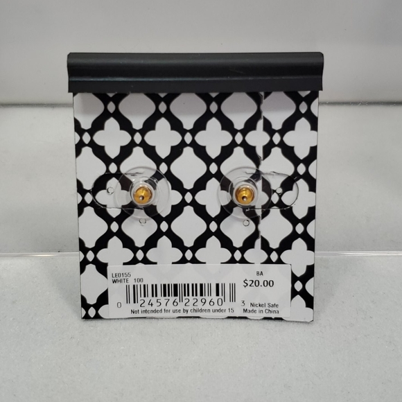 Laundry gold with pearl stud earrings - Picture 3 of 3